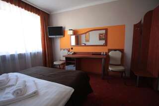 Отель Hotel Orion Сосновец Двухместный номер с 1 кроватью или 2 отдельными кроватями-2